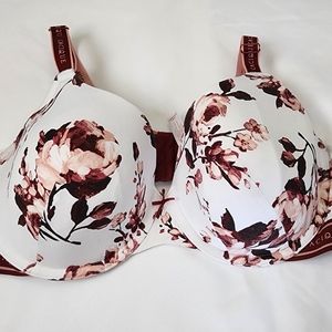 Cacique 42D bra, back closure, underwire